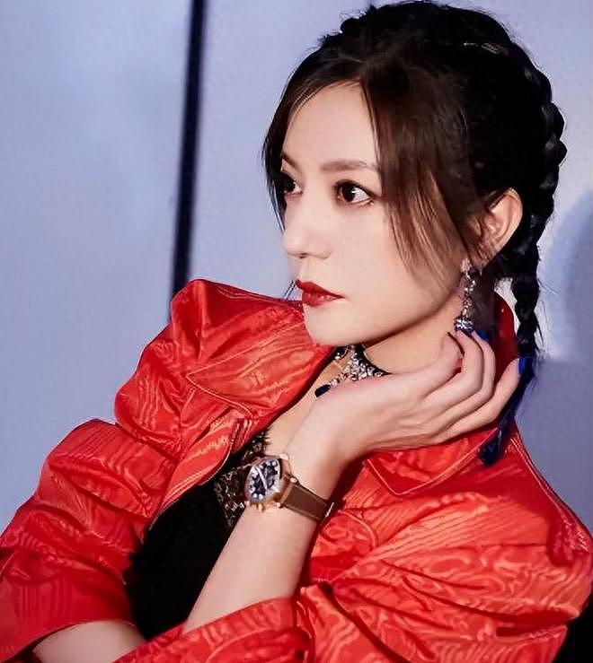 被封杀4年后，赵薇现状如何？夫离子散，被起诉已是家常便饭（组图） - 1