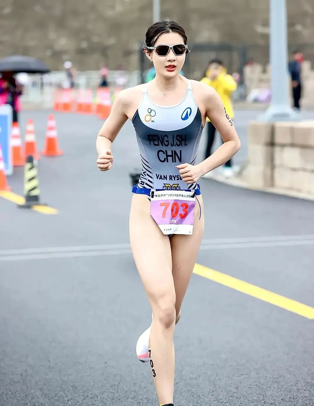 【美女】体坛神仙姐姐冯竟爽，肤白貌美再获冠军！黄金臀腿比，太美了（组图） - 3