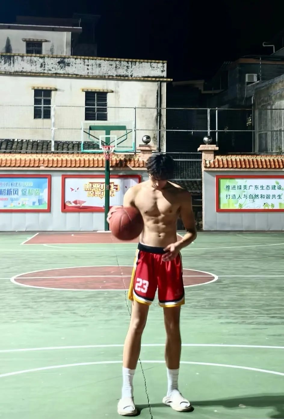 【帅哥】189男大黑皮篮球体育生天菜,古铜色肌肉太性感...(组图) - 1