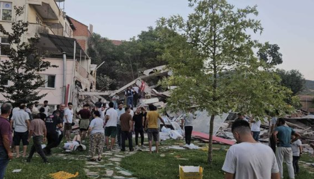 6.1级强震突袭！ 天崩地裂楼房倒塌，下秒沦废墟，多人被埋（视频/组图） - 2
