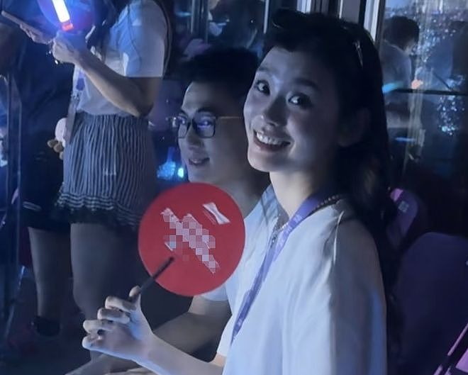 不伦风波后何猷君首现身！和妻子奚梦瑶同进同出，穿衣细节显心境（组图） - 8