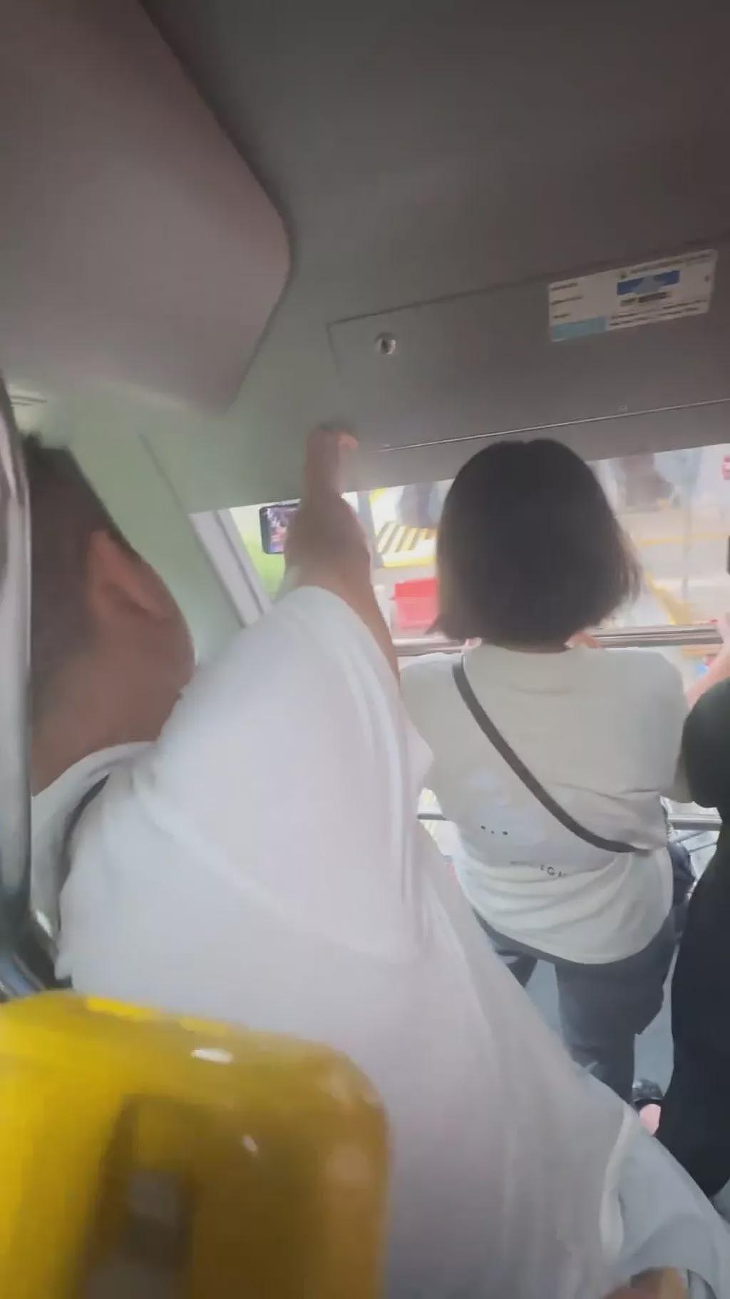 “上海人是全国出了名的没素质!”两名中国游客海外旅游为抢缆车观光位置爆骂战,网友调侃“京沪大战”(视频/组图) - 1
