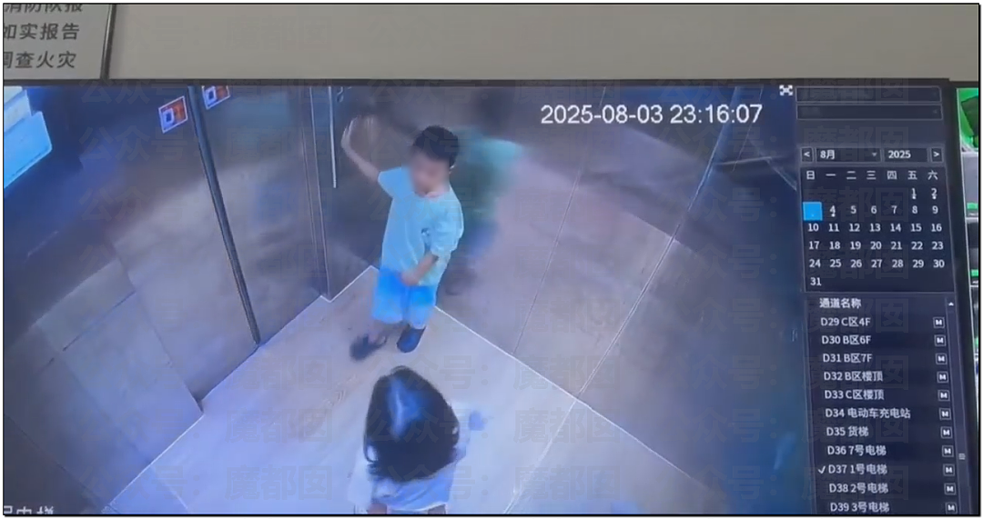 辣眼睛！幼龄男女童电梯内褪衣裤模仿成年人行为（组图） - 2