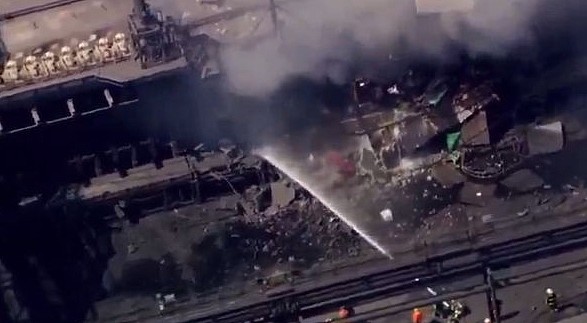 美国钢铁厂爆炸,至少10人受伤,多人受困(视频/图) - 1