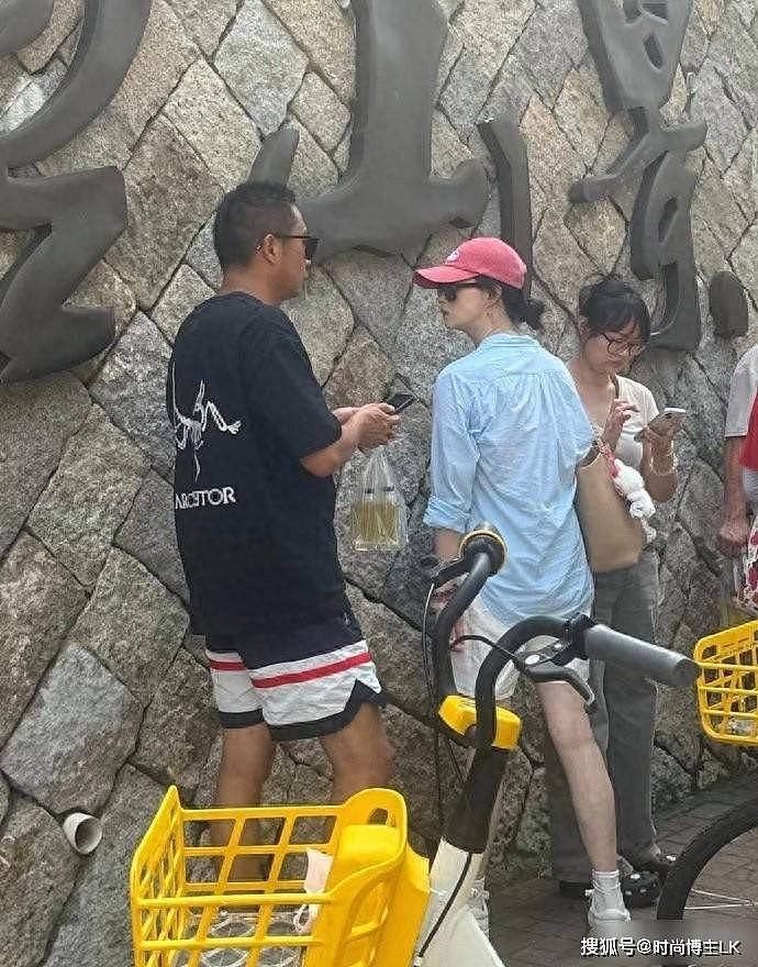 42岁蒋欣生活照瘦成“纸片人”，大热天美美出游（组图） - 1