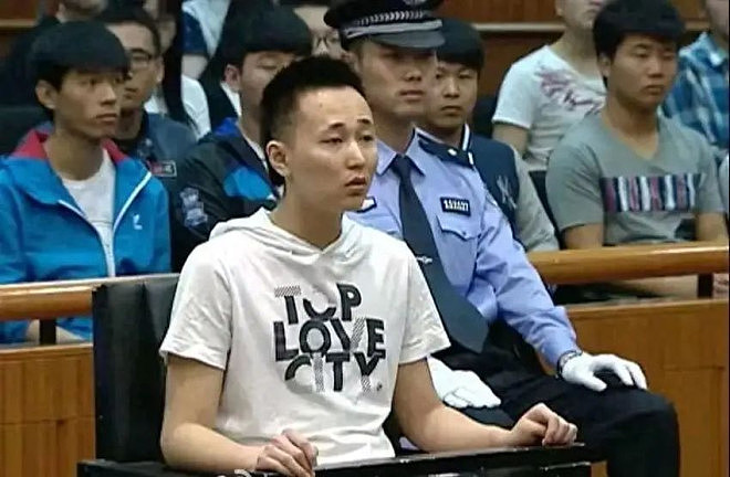 大学生睡觉时遭暴打，反杀两人判15年，问法官怎么才能不违法？（组图） - 1