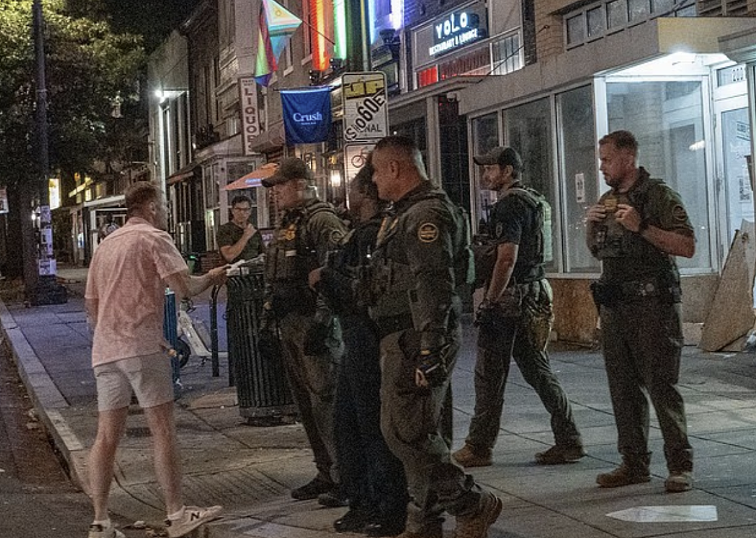川普接管华盛顿DC警局、出动国民警卫队！（组图） - 6
