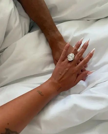 C罗女友官宣订婚，躺床晒超40克拉大钻戒，却也被指“俗气”（组图） - 2