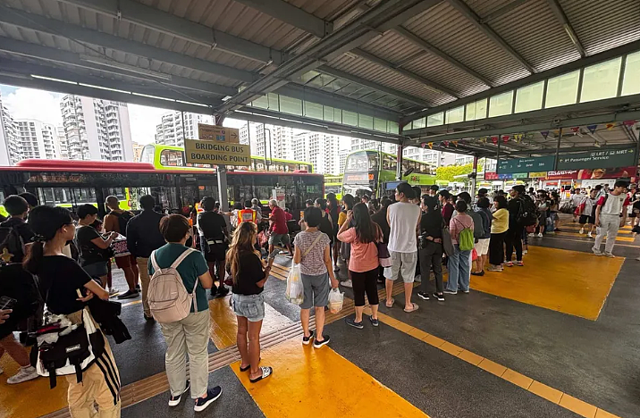 新加坡地铁突发大停电!11站停运、2条轻轨瘫痪、数十万人被困回家难…(组图) - 10