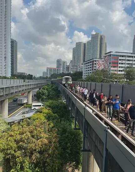 新加坡地铁突发大停电!11站停运、2条轻轨瘫痪、数十万人被困回家难…(组图) - 16