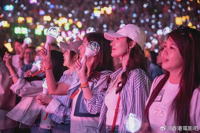 女神同场看华仔演唱会！关之琳李嘉欣状态差距大，曾为爱争斗多年（组图） - 4
