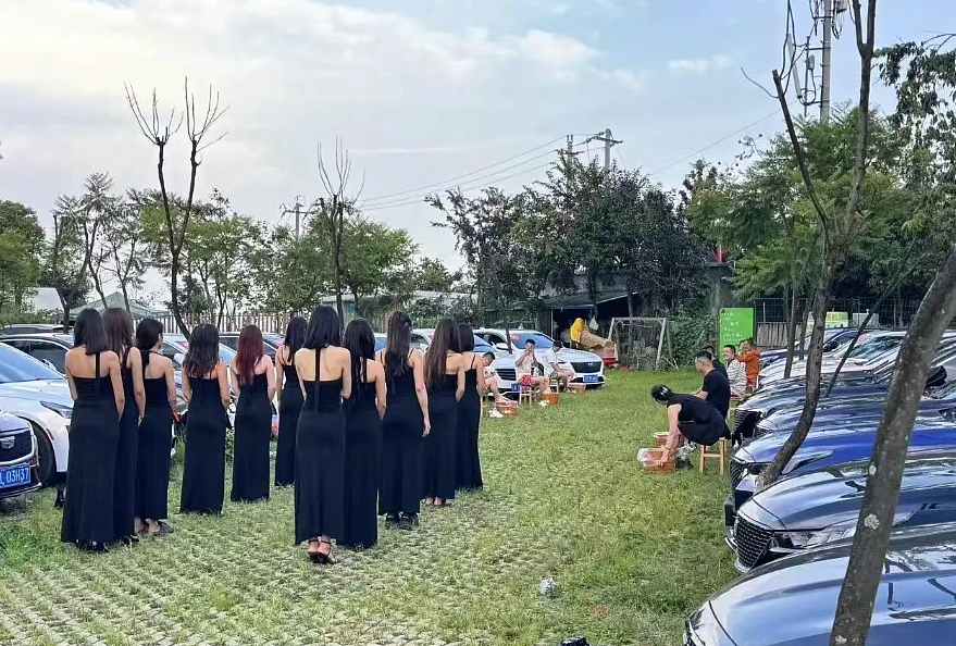 10个男人看超短裤大长腿女生跳热舞:3段视频曝光他们是什么关系?(视频/组图) - 4