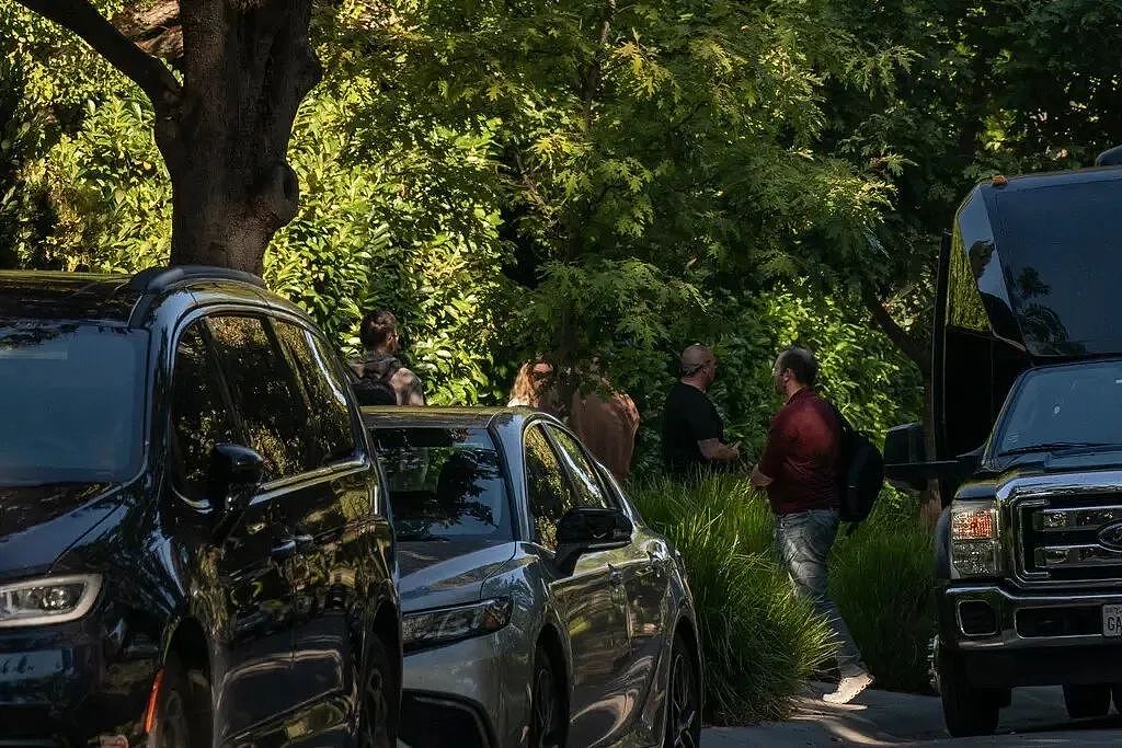 扎克伯格花1.1亿买下半个小区当土皇帝？邻居烦死了：装修折腾没完！当地政府也不管...（组图） - 9