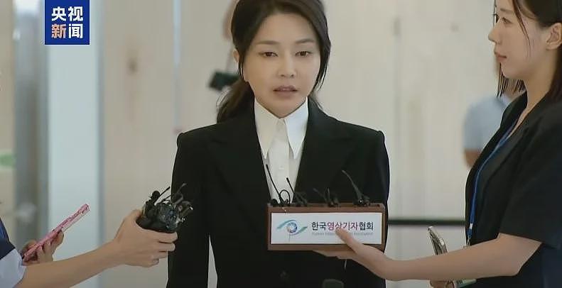 韩前第一夫人金建希抵达法院，出席拘捕必要性审查（图） - 1