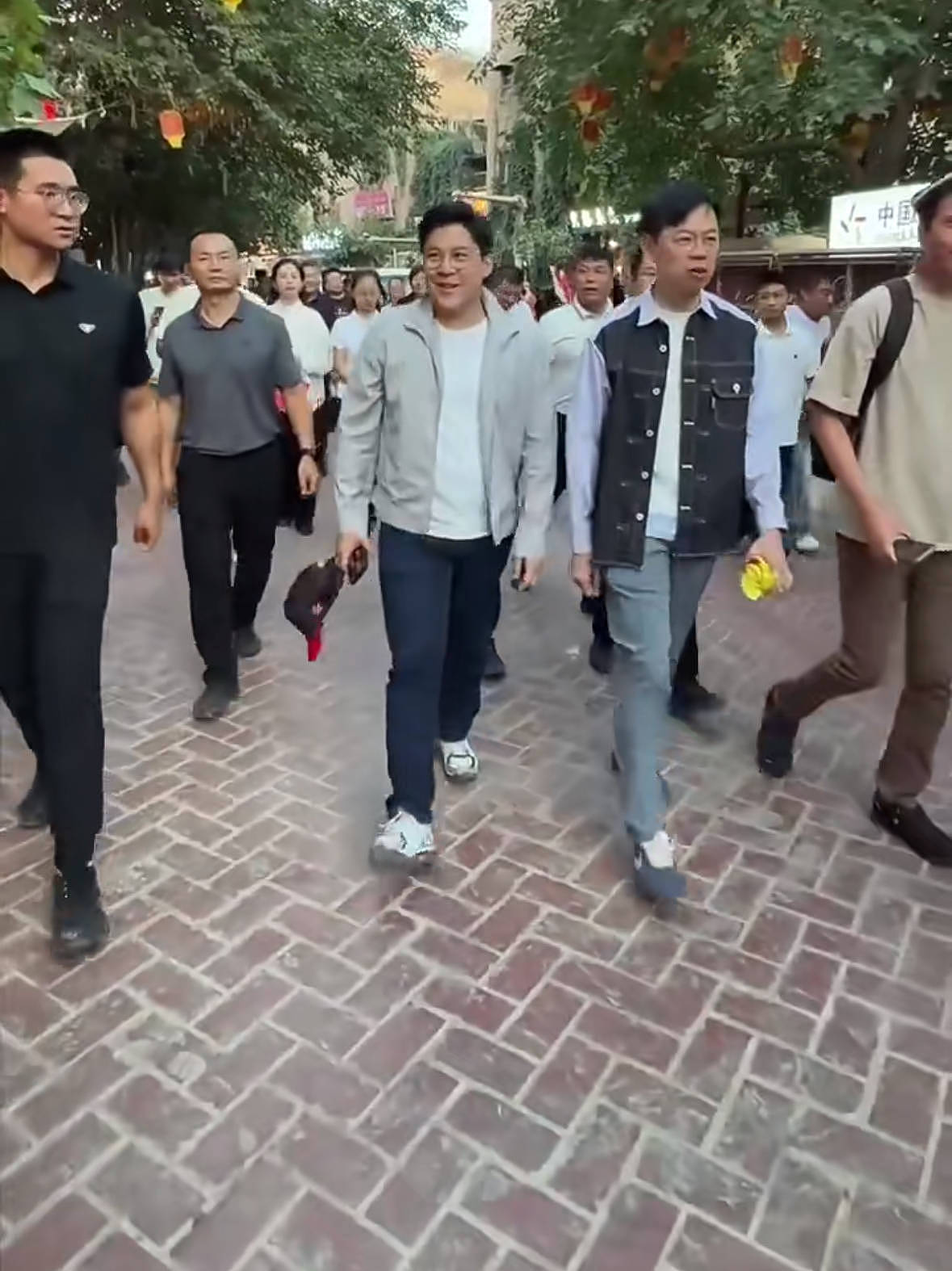 郭晶晶夫妇现身布达拉宫，夫妻俩手牵手超甜，霍启刚西装墨镜好帅（组图） - 7