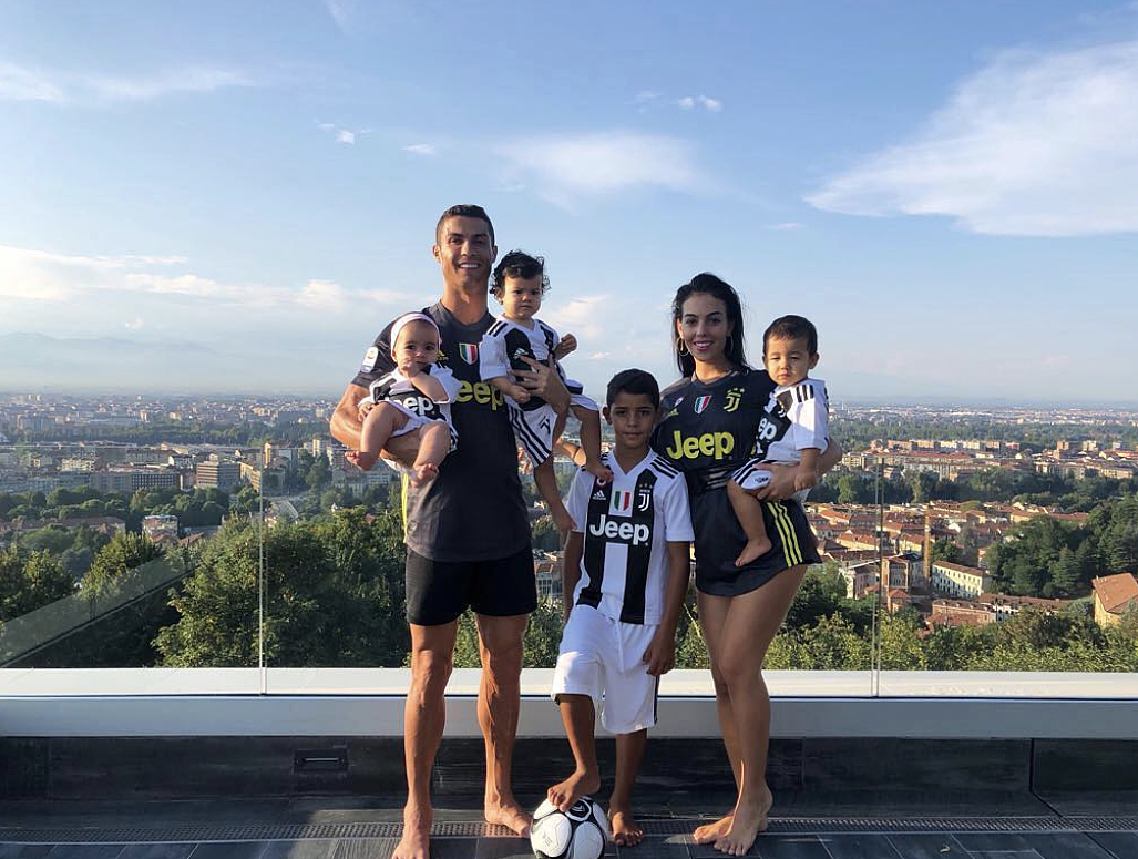 C罗和女友官宣订婚！爱情长跑9年一起养了5个娃，巨大钻戒闪瞎全球网友（组图） - 14
