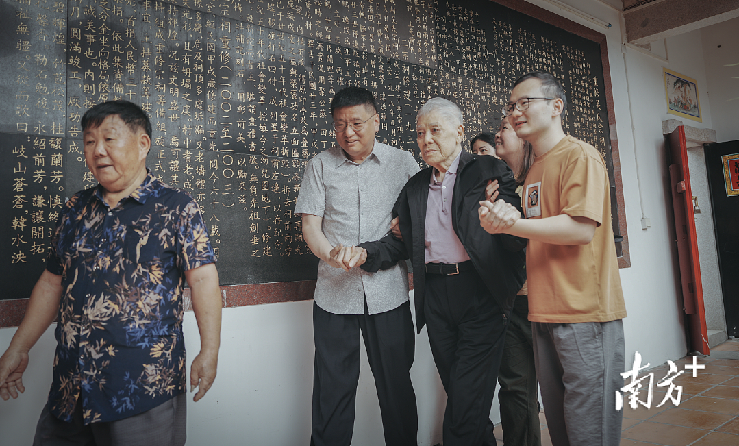 新加坡首富去世：贫民窟走出的潮汕之子，将一手烂牌打成了王炸（组图） - 16