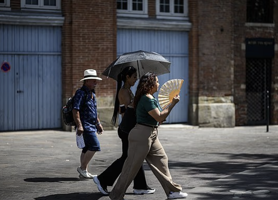破纪录！加拿大热浪席卷成“人间蒸笼”，41℃高温夺命、孩子热到脑损死、山火封路万人逃（组图） - 9