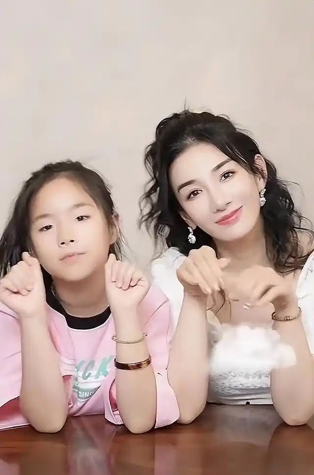粉丝为黄奕母女喊冤！她只是遇人不淑，爸爸的错为什么让女儿背？（组图） - 5