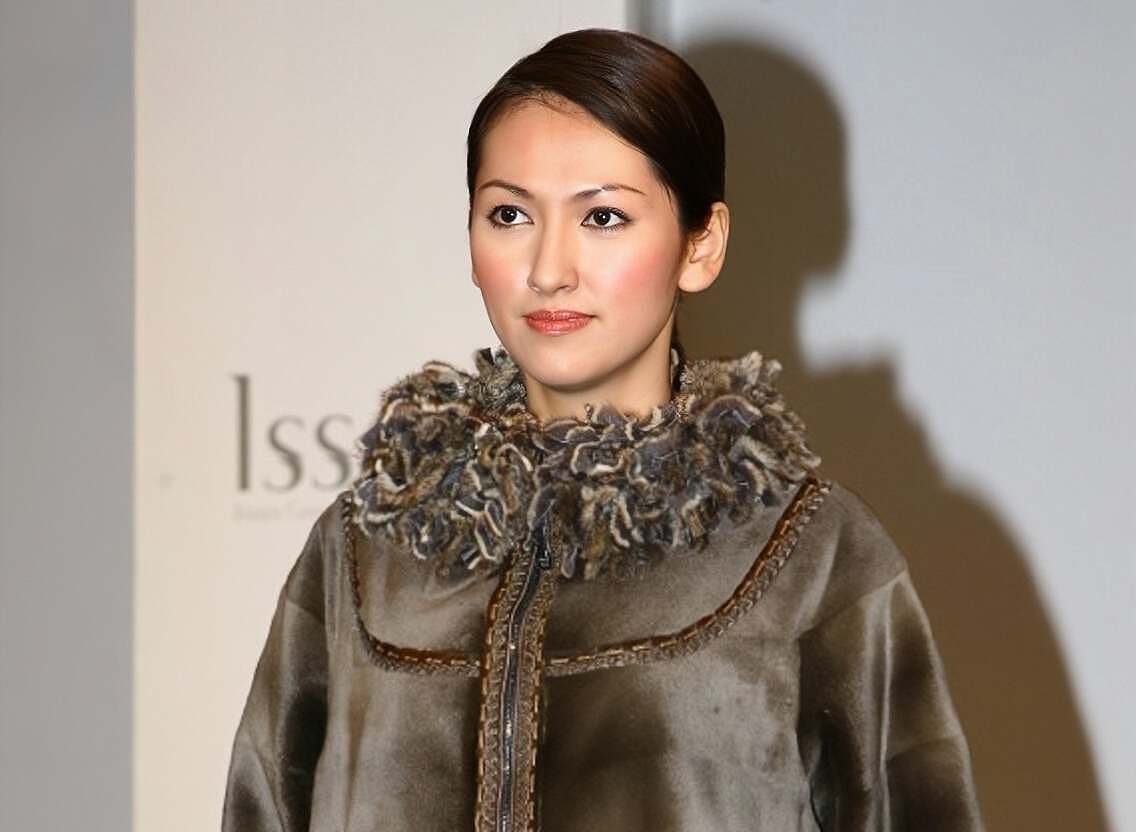 香港知名女星罕见露面，状态冻龄撞脸赵雅芝，嫁大马富商连生三女（组图） - 4