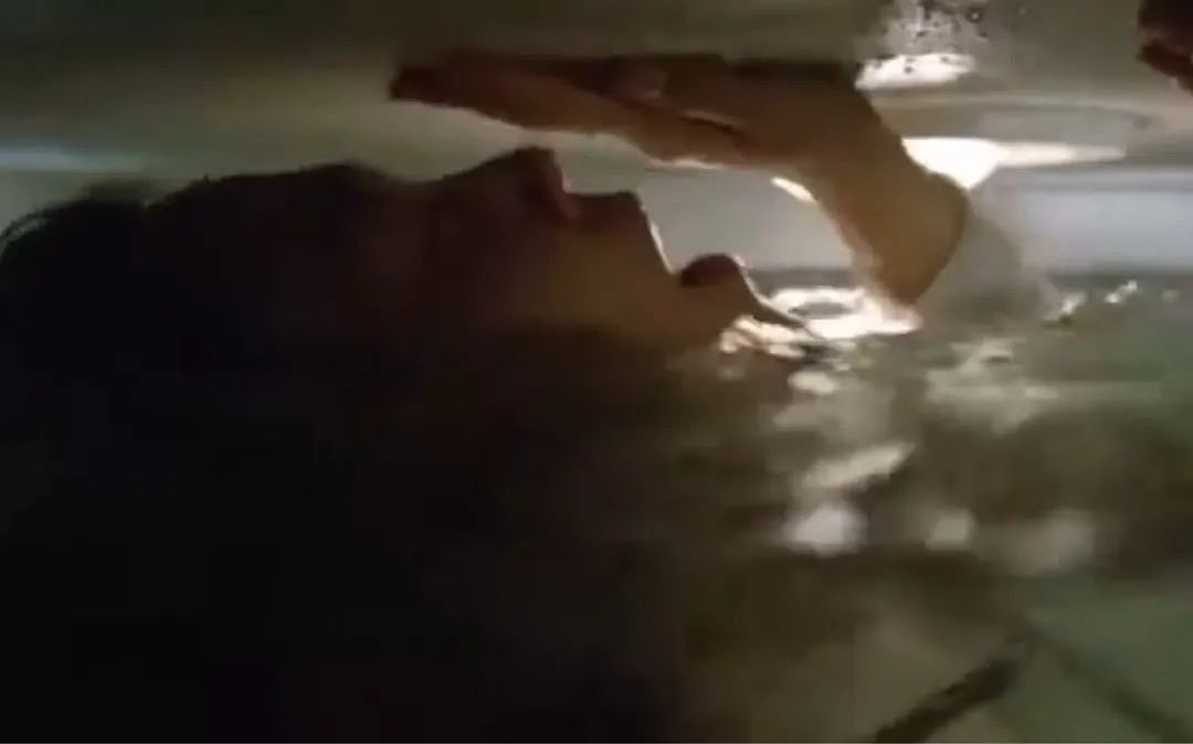 6岁女孩酒店水池殒命！左腿被水管卡住，4个大人救不出，妈妈眼睁睁看娃溺水却无能为力，网友愤怒（组图） - 5