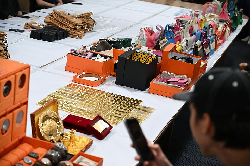 58公斤金条、80年茅台、466件奢侈品！新加坡特大洗钱案资产变卖现场，奢靡至极（组图） - 7