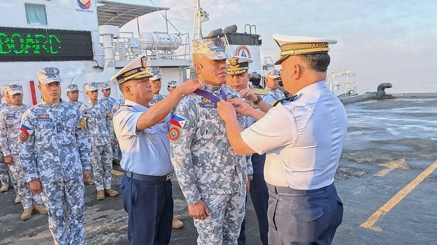 海警黄岩岛撞军舰:菲军方举行表彰仪式,胡锡进警告挑衅者文章被删(组图) - 1