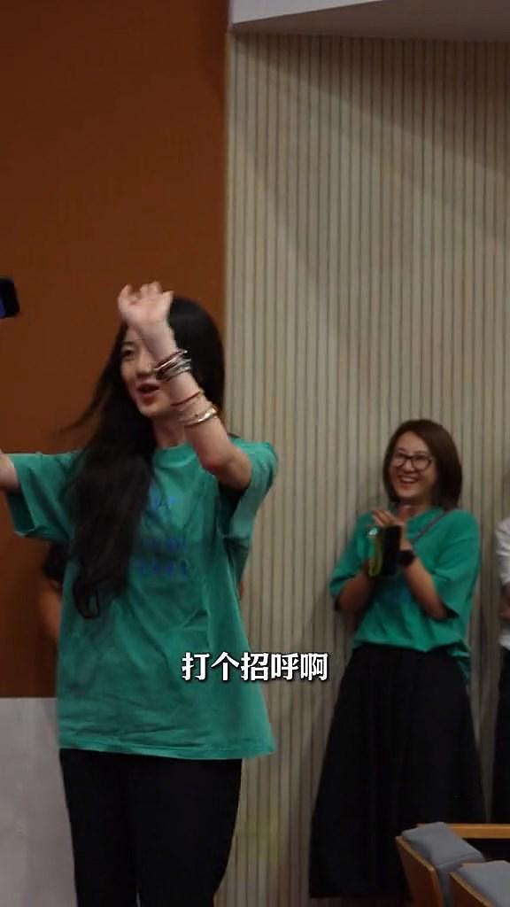 19岁李嫣活动上转圈圈打招呼，古灵精怪像王菲，李亚鹏含泪谈女儿（组图） - 3