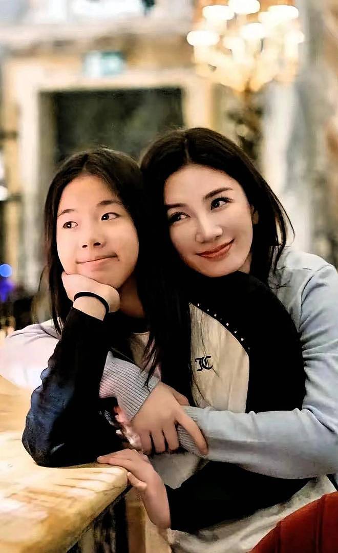 为女儿怒怼网友的黄奕:三度错付险些身败名裂,到底在高傲什么?(组图) - 5