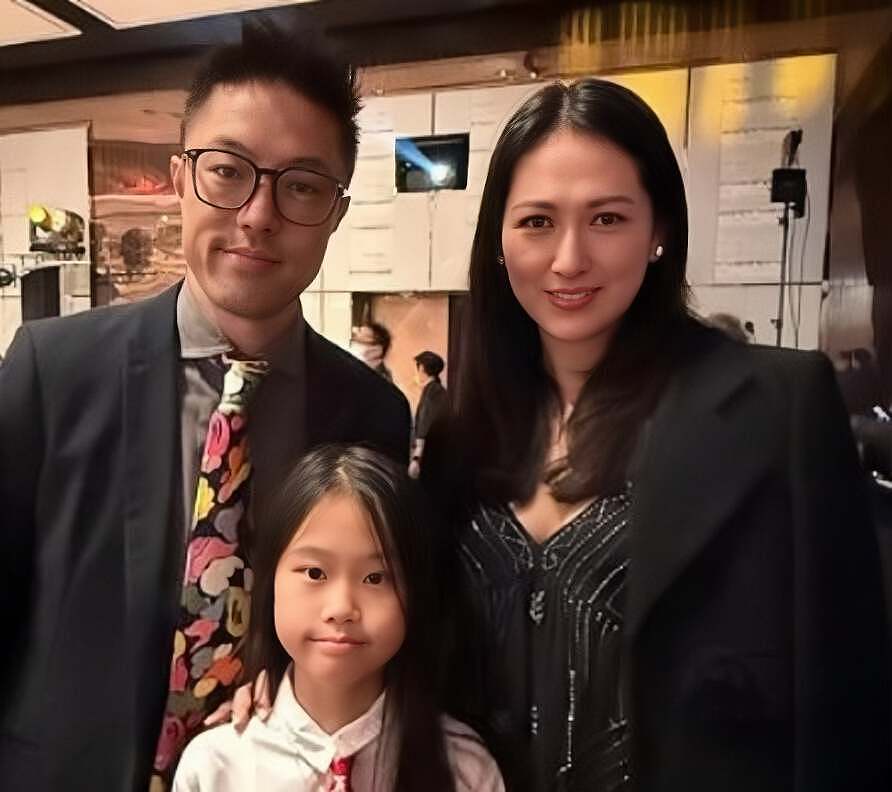 香港知名女星罕见露面，状态冻龄撞脸赵雅芝，嫁大马富商连生三女（组图） - 3
