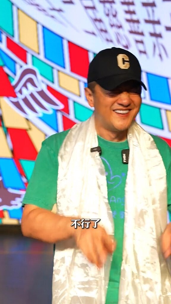 19岁李嫣活动上转圈圈打招呼,苗条清瘦像王菲,李亚鹏谈女儿一度泪目(组图) - 9