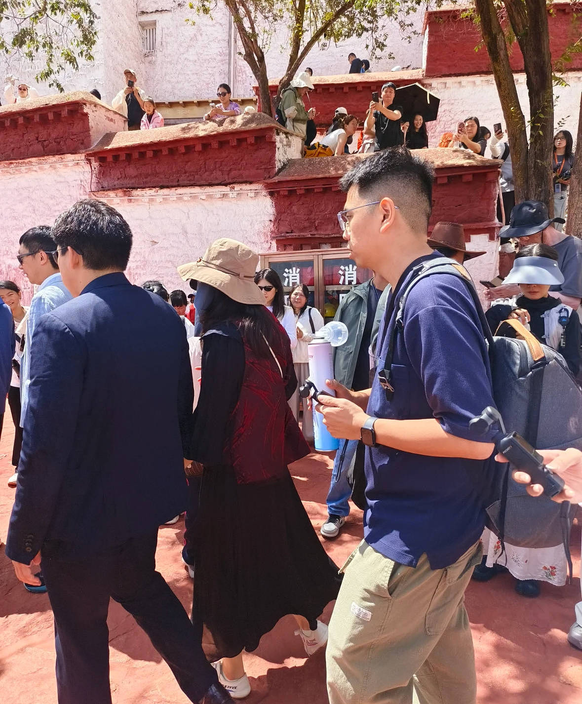 郭晶晶夫妇现身布达拉宫，夫妻俩手牵手超甜，霍启刚西装墨镜好帅（组图） - 2