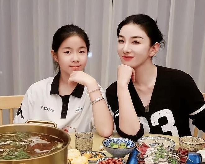 粉丝为黄奕母女喊冤！她只是遇人不淑，爸爸的错为什么让女儿背？（组图） - 1