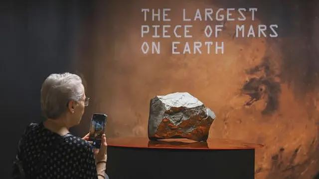 非洲发现的最大火星陨石在纽约拍出高价，引发争议（组图） - 1