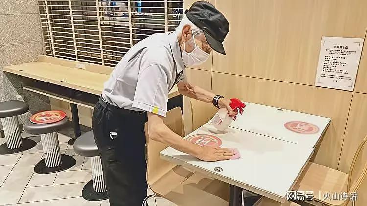 难以置信!麦当劳全面老龄化,7100家门店将大面积雇佣离退休人员(组图) - 1