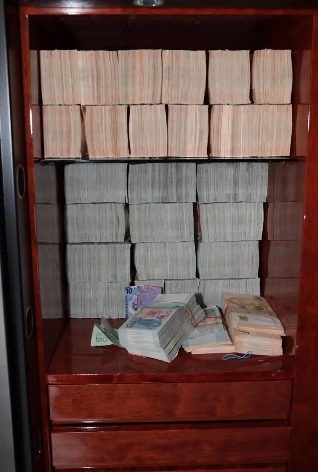 58公斤金条、80年茅台、466件奢侈品！新加坡特大洗钱案资产变卖现场，奢靡至极（组图） - 26