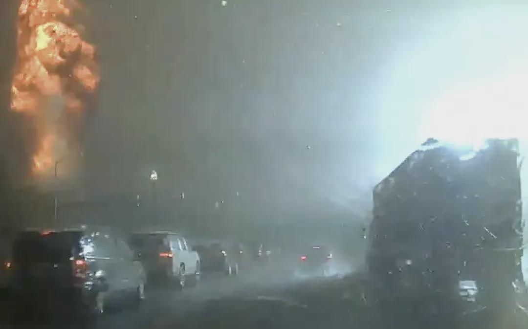 视频疯传！闪电直劈电杆，爆炸火球冲天吞没街道、交通灯全灭、秒变灾难片（视频/组图） - 3