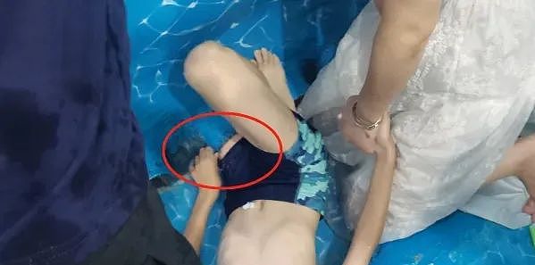 6岁女孩酒店水池殒命！左腿被水管卡住，4个大人救不出，妈妈眼睁睁看娃溺水却无能为力，网友愤怒（组图） - 15