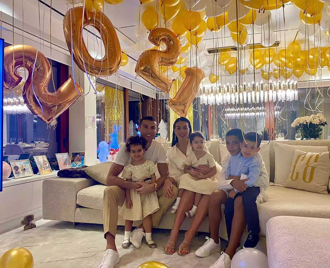 C罗和女友官宣订婚！爱情长跑9年一起养了5个娃，巨大钻戒闪瞎全球网友（组图） - 15
