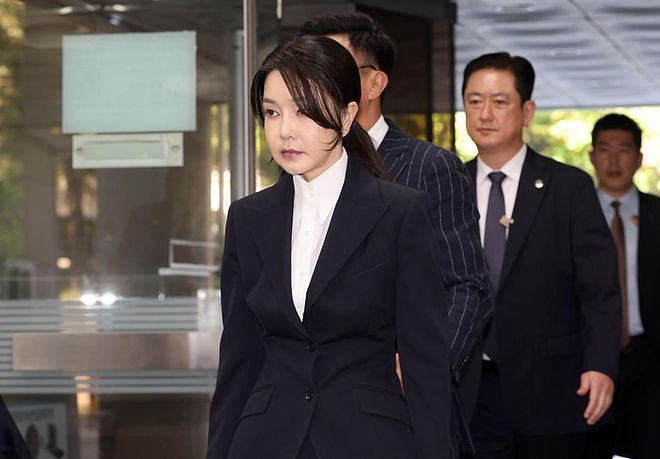 金建希被拘押详情：将被单独监禁，只能睡地板（组图） - 1
