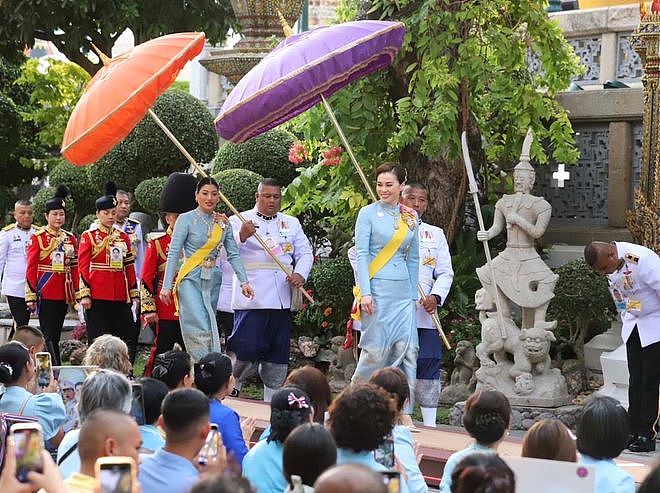 47岁苏提达独自为王太后庆生,笑容灿烂,73岁泰王“失踪”引猜测(组图) - 3