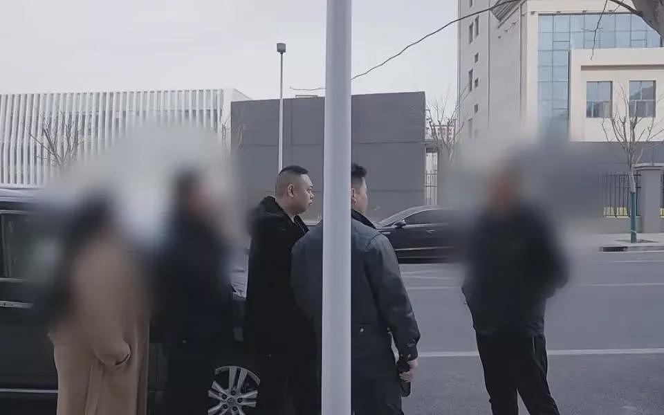 一天上千块,弱势群体雇保镖壮胆(组图) - 4