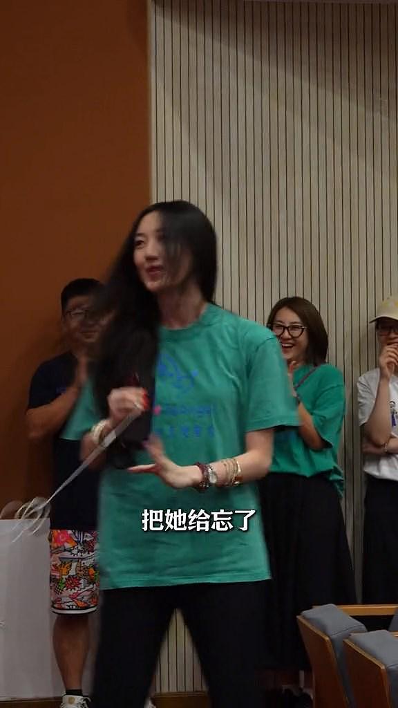 19岁李嫣活动上转圈圈打招呼，古灵精怪像王菲，李亚鹏含泪谈女儿（组图） - 5