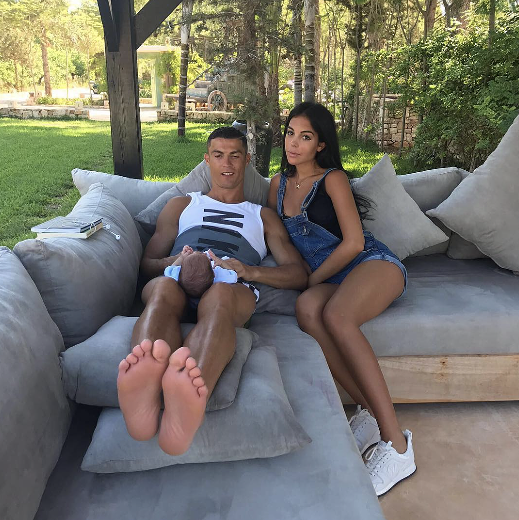 C罗和女友官宣订婚！爱情长跑9年一起养了5个娃，巨大钻戒闪瞎全球网友（组图） - 12