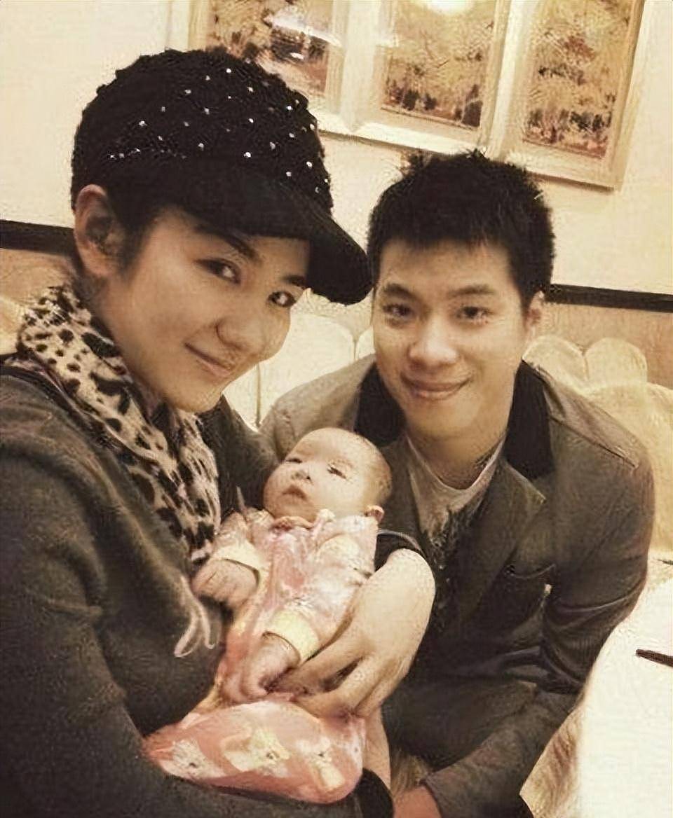 为女儿怒怼网友的黄奕:三度错付险些身败名裂,到底在高傲什么?(组图) - 35