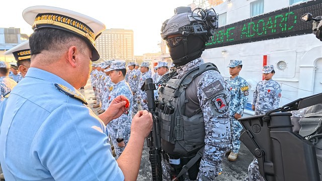 海警黄岩岛撞军舰:菲军方举行表彰仪式,胡锡进警告挑衅者文章被删(组图) - 3