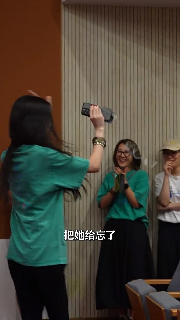 19岁李嫣活动上转圈圈打招呼,苗条清瘦像王菲,李亚鹏谈女儿一度泪目(组图) - 4