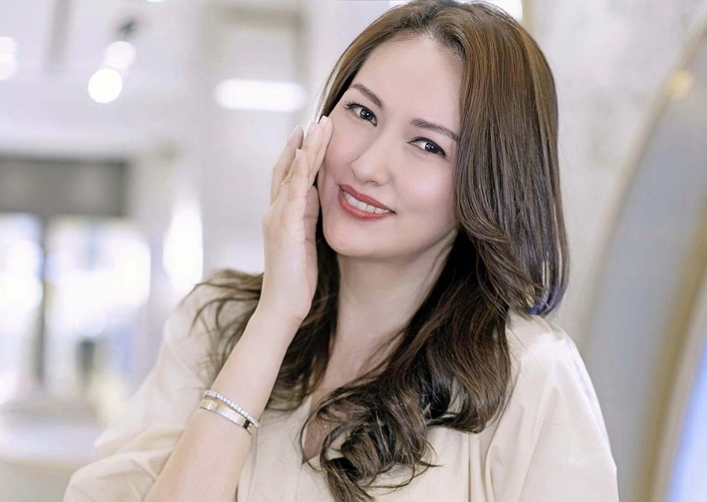 香港知名女星罕见露面，状态冻龄撞脸赵雅芝，嫁大马富商连生三女（组图） - 7