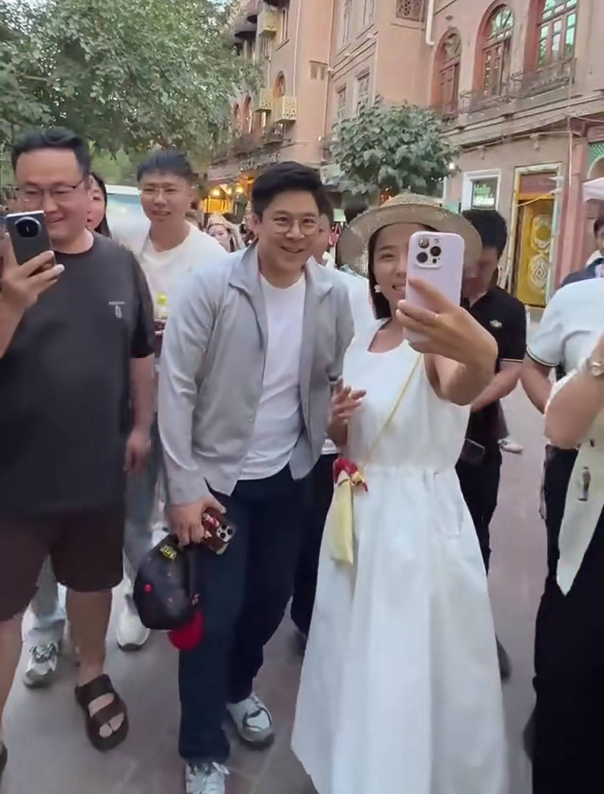 郭晶晶夫妇现身布达拉宫，夫妻俩手牵手超甜，霍启刚西装墨镜好帅（组图） - 8
