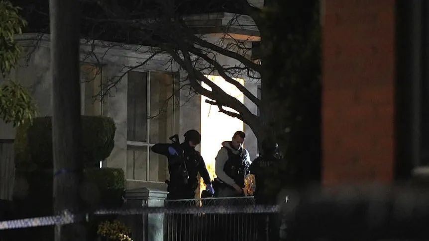 屋外被涂鸦怪异词句,墨尔本华人区双尸案,男子被斩首挂头,女子有身孕(组图) - 3
